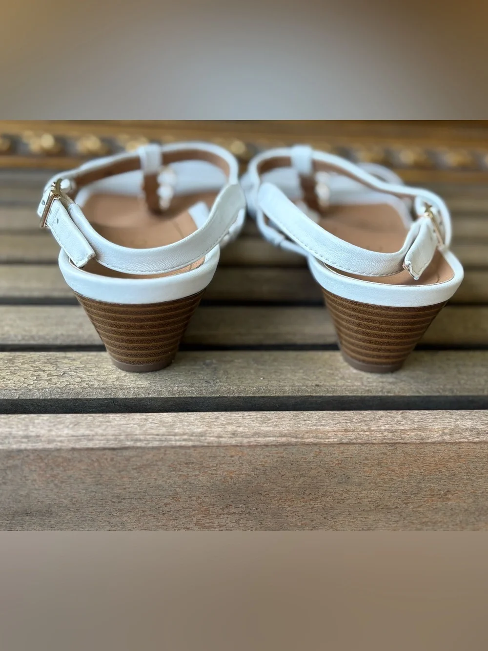 Vionic White T-Strap size 11 Sandals with Gold Chevron Detail low wedge heel
